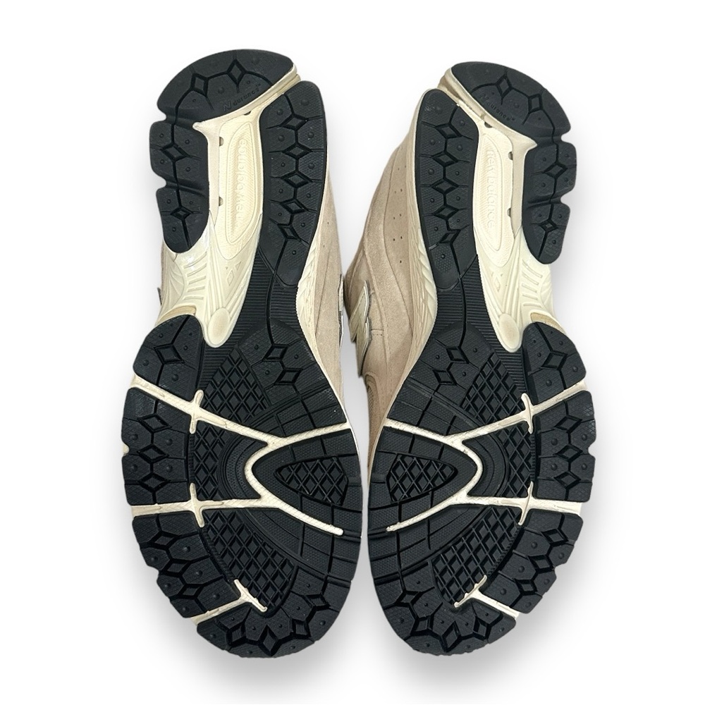 NWT New Balance 2002R Shoes Color: Beige size various - Picture 7 of 9